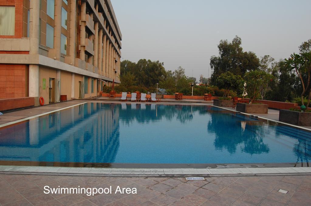 Taj Chandīgarh Dış mekan fotoğraf Swimming pool area