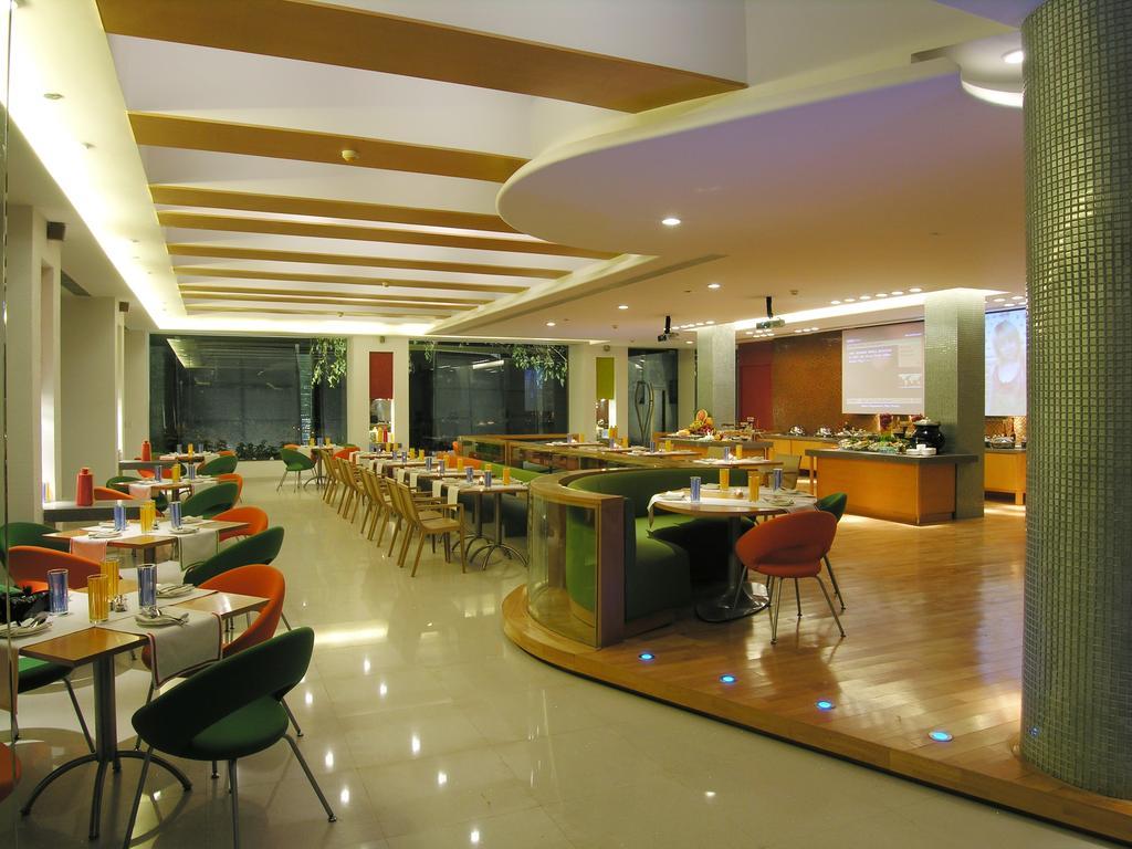 Taj Chandīgarh Dış mekan fotoğraf The interior of the restaurant