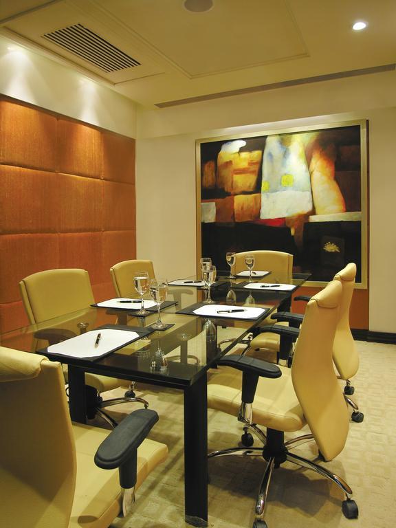 Taj Chandīgarh Dış mekan fotoğraf A boardroom at a hotel