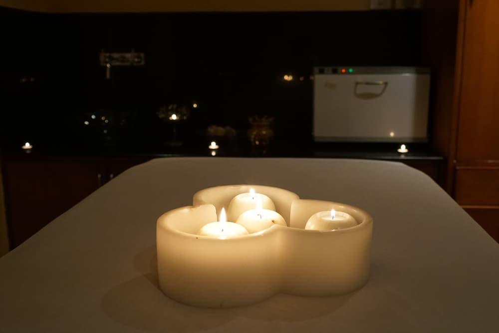 Taj Chandīgarh Dış mekan fotoğraf A massage table with candles