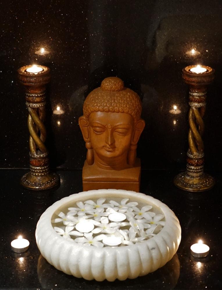 Taj Chandīgarh Dış mekan fotoğraf A statue of the Buddha with two oil lamps