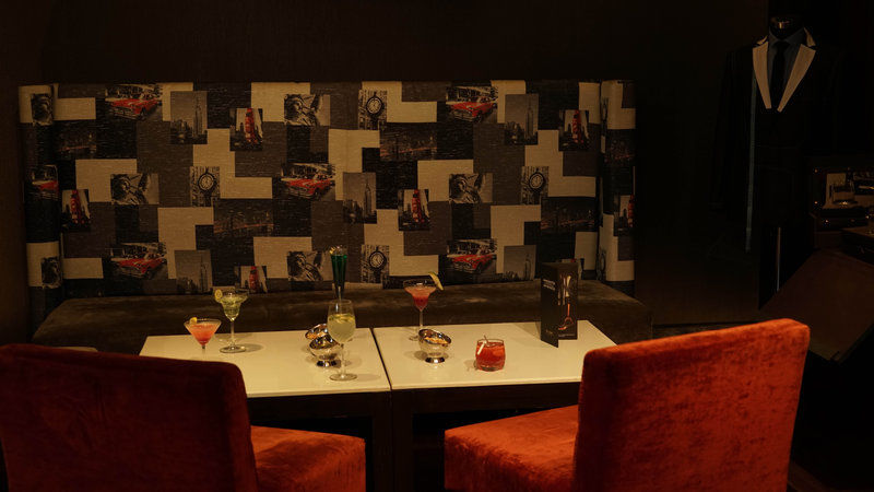 Taj Chandīgarh Dış mekan fotoğraf A bar in a hotel
