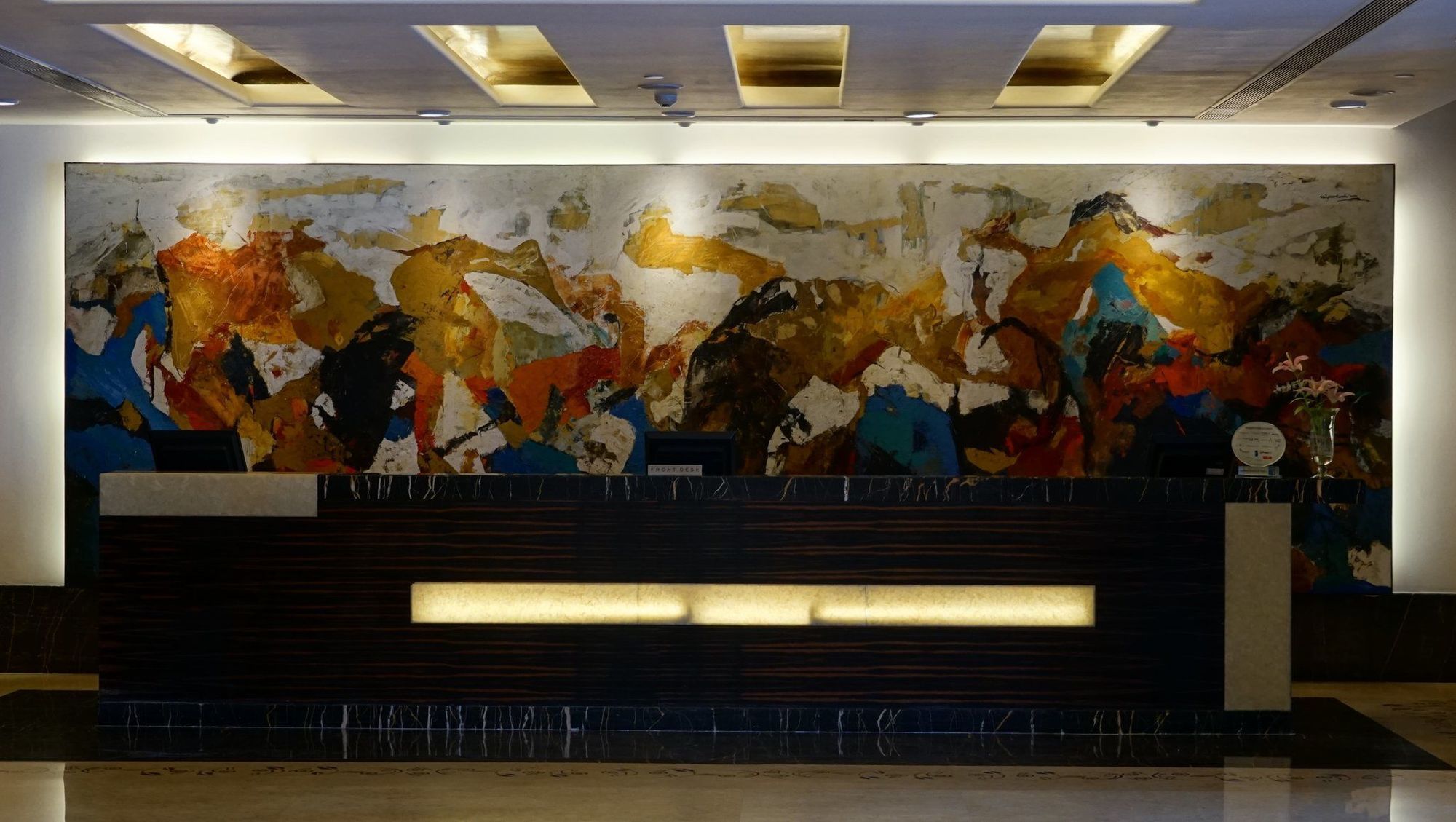 Taj Chandīgarh Dış mekan fotoğraf Mural at the lobby of the hotel