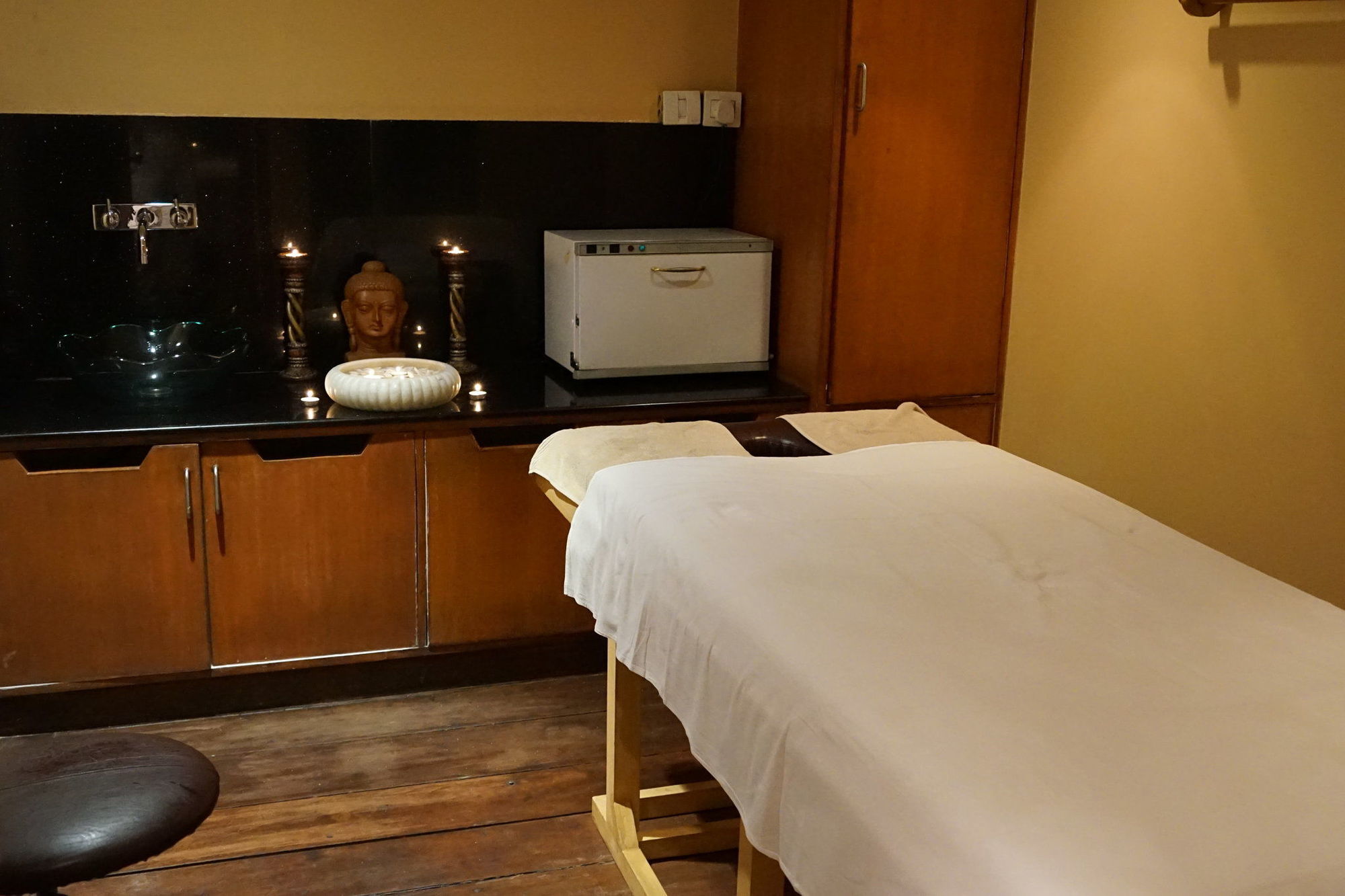 Taj Chandīgarh Dış mekan fotoğraf A massage bed