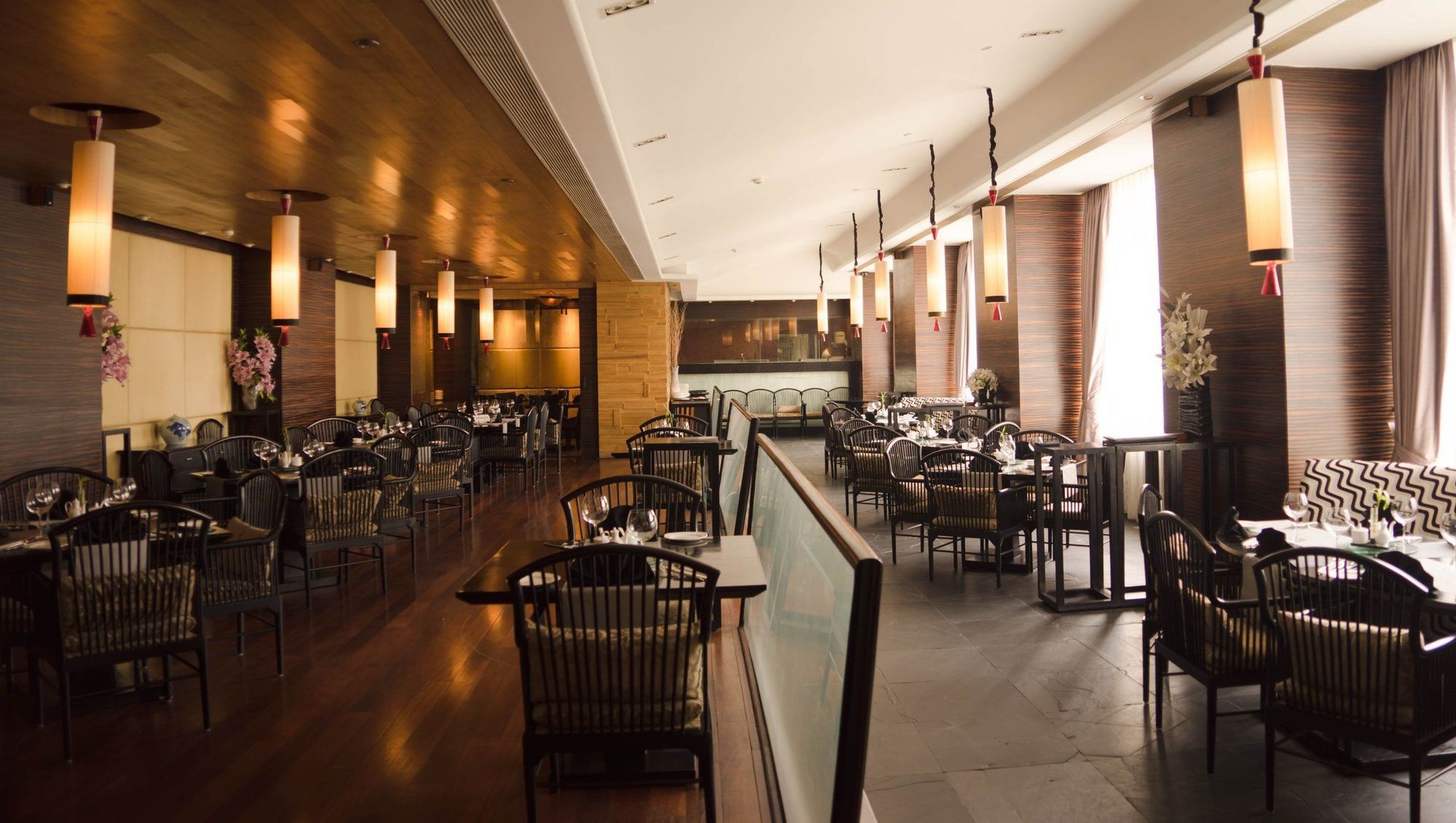 Taj Chandīgarh Restoran fotoğraf The interior of the restaurant