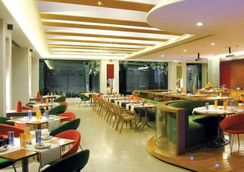 Taj Chandīgarh Dış mekan fotoğraf The interior of a typical restaurant
